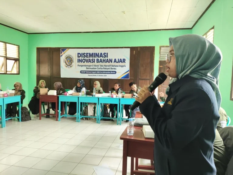 Sutiawati saat mengenalkan Pengembangan E-Book Teks Naratif Bahasa Inggris Bermuatan Cerita Rakyat Berau di SMK Muhammadiyah Berau.
