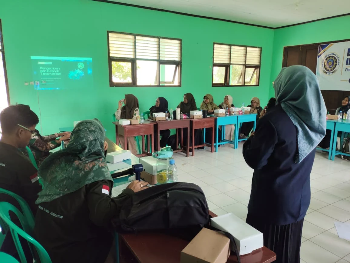 Sutiawati saat mengenalkan Pengembangan E-Book Teks Naratif Bahasa Inggris Bermuatan Cerita Rakyat Berau di SMK Muhammadiyah Berau.