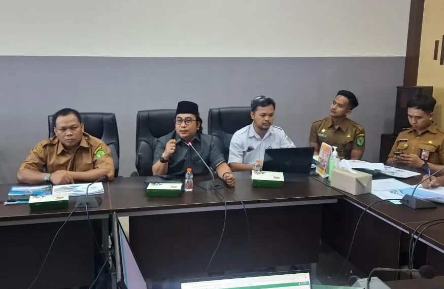 Kepala Kampung Bukit Makmur, Saidin Saputra (dua dari kiri).