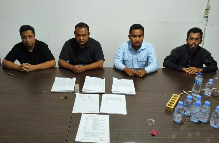 (Dari kiri) Moh Setiawan, Purwo Andi, Cahya, dan Liansyah membuat surat pernyataan bersama mengakui telah menggelapkan uang miliaran perusahaan dan akan mengembalikan.