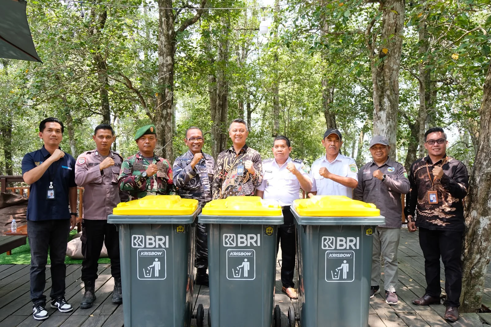 Pimpinan Kantor Cabang BRI Tanjung Redeb, Taufiq Alamsyah, saat menyerahkan bantuan sarpras kepada Pokdarwis Lahatku Janti di Kampung Tanjung Batu, Rabu (14/10/2026).