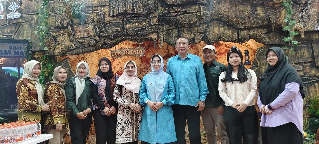 Stan Disbudpar yang menggunakan tema Goa Bloyot di Berau Expo 2026. (ADRIKNI/BT)