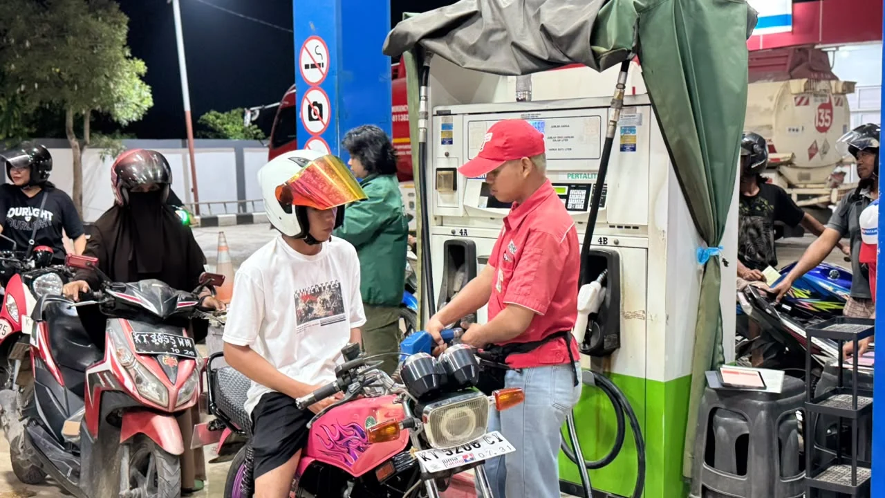 Warga yang sedang mengisi BBM pada Sabtu (17/10/2026).