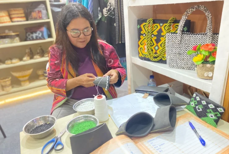 Demo Kerajinan Manik-manik di Stand Dekranasda Berau, Kenalkan Kreativitas Produk Lokal