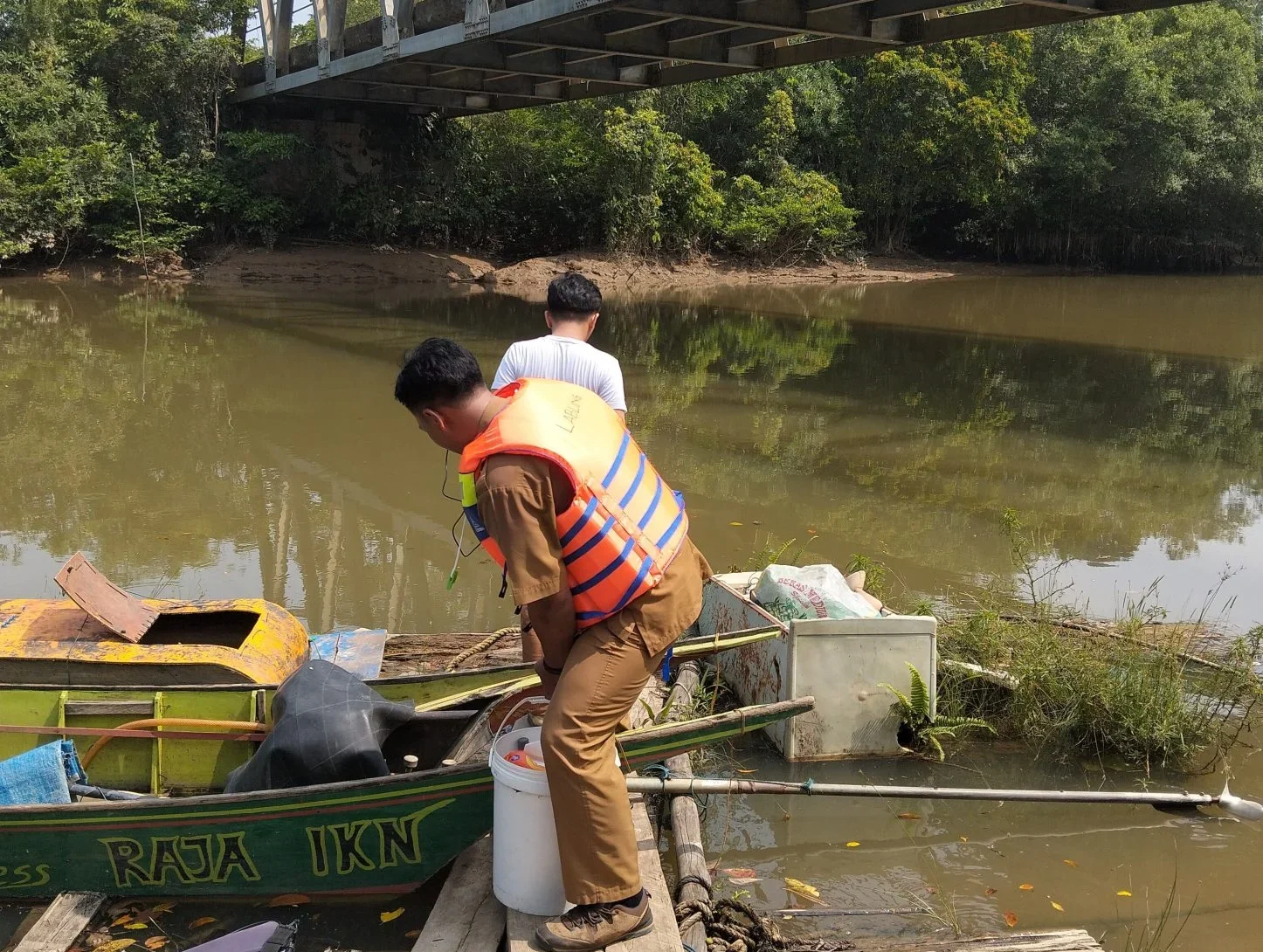 Tim DLHK Berau saat melakukan pengambilan sampel air di sekitar sungai Kampung Siduung Indah, Kecamatan Segah, Senin (19/10/2026). 