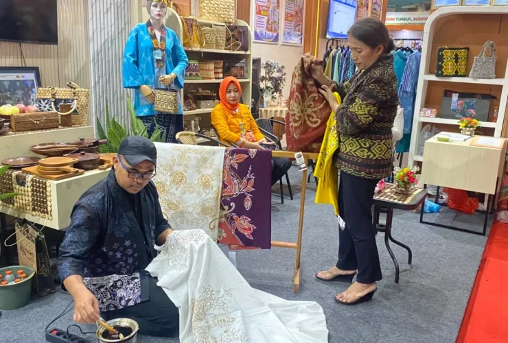 Demo Pembuatan Batik di Berau Expo 2026, Dekranasda Hadirkan Pengrajin Mosho Batik