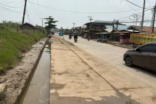 Akhirnya! Endapan Lumpur di Jalan HARM Ayoeb Berau Kini Dibersihkan