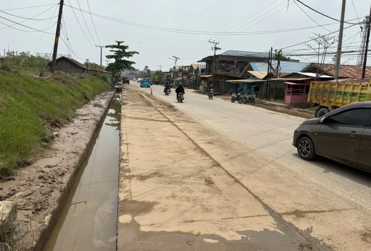 Akhirnya! Endapan Lumpur di Jalan HARM Ayoeb Berau Kini Dibersihkan