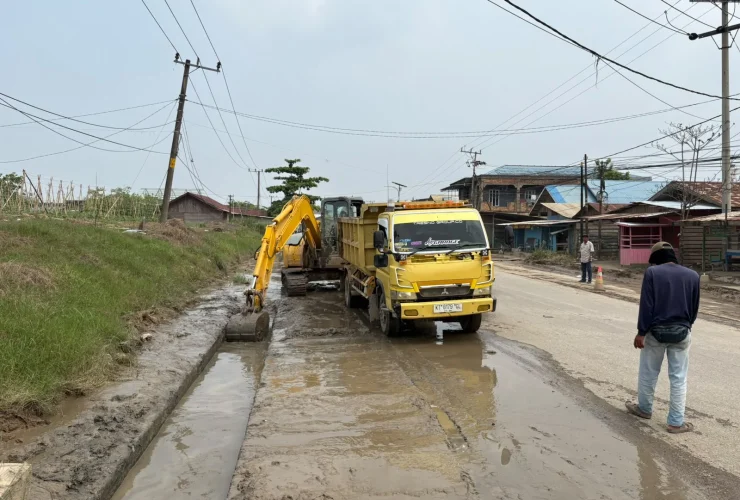 Lalu Lintas Bisa Lancar, Normalisasi Drainase Jalan HARM Ayoeb Gunung Tabur Akhirnya Rampung