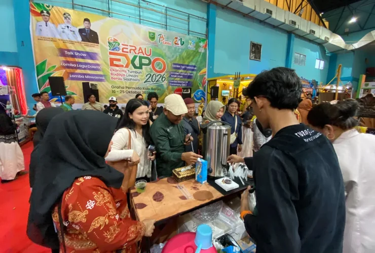 Dekranasda Berau Bagikan Es Cokelat Gratis, Ajak Pengunjung Ramaikan Stan di Berau Expo 2026