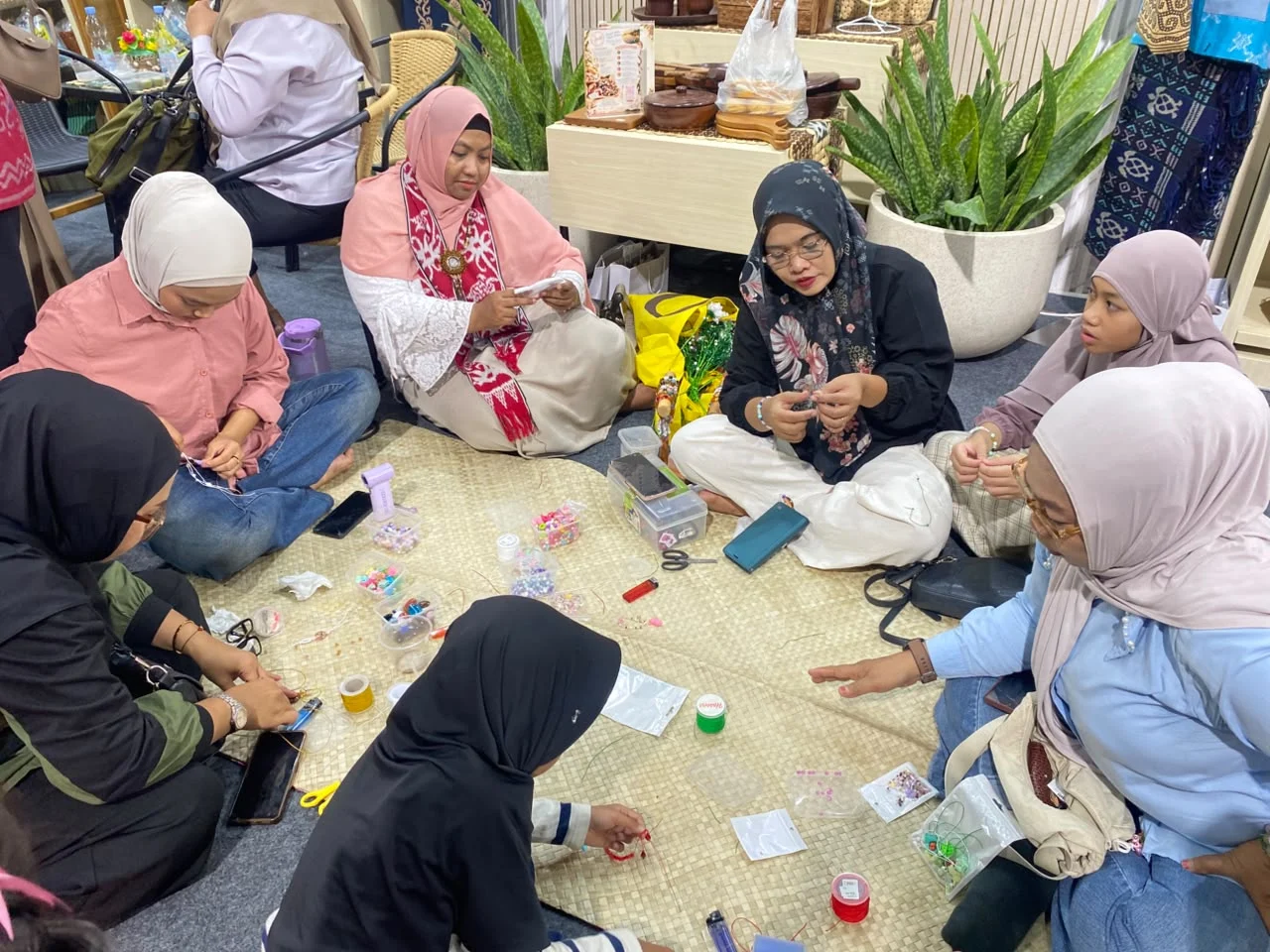 Demo kerajinan manik-manik di stan Dekranasda saat Berau Expo 2026. (Diva/BT)