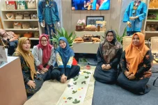 Belajar Ecoprint Bersama Rumah Batik Berau, Stand Dekranasda Hadirkan Kreativitas Berbasis Alam