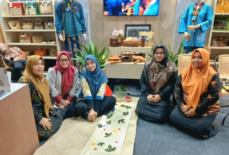 Belajar Ecoprint Bersama Rumah Batik Berau, Stand Dekranasda Hadirkan Kreativitas Berbasis Alam