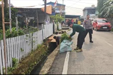 Tingkatkan Kesadaran Warga Jaga Kebersihan, Kelurahan Gayam Gelar Kerja Bakti Jumat Bersih