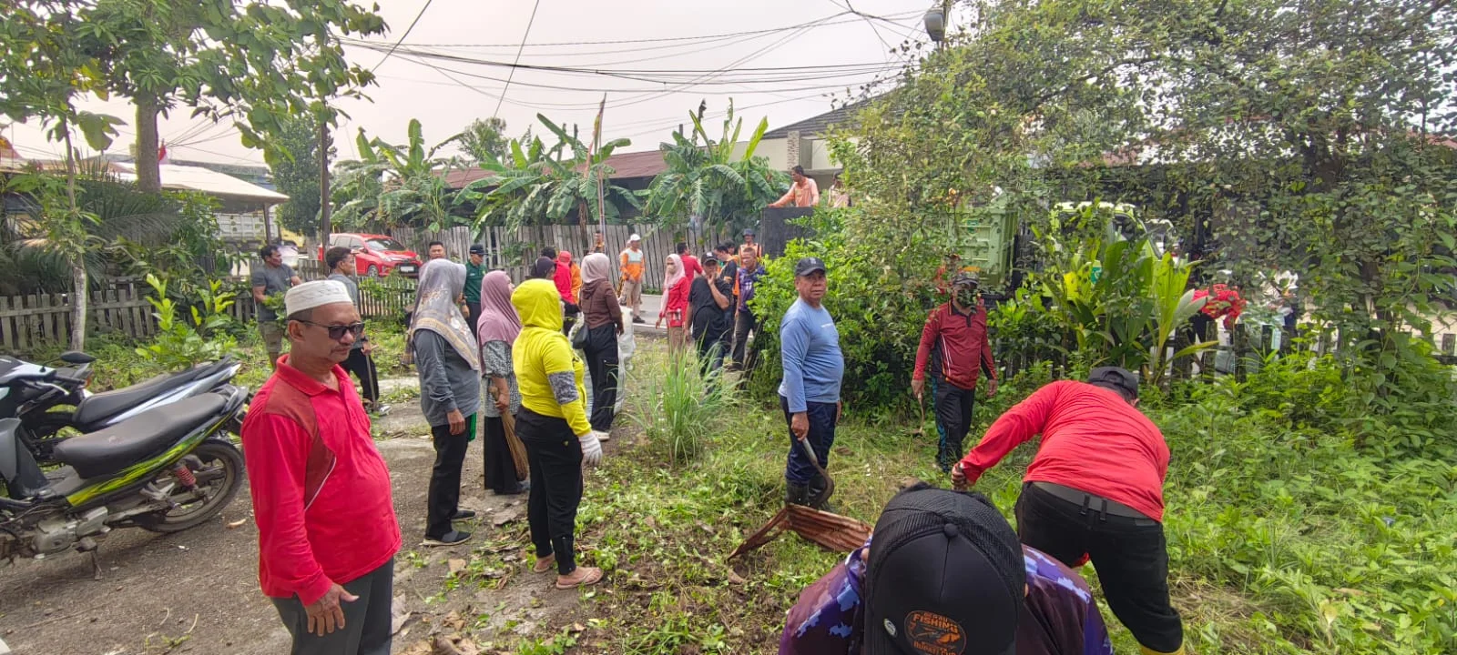 Kegiatan kerja bakti membersihkan lingkungan dalam rangka gerakan Jumat Bersih di Kelurahan Gayam, Kecamatan Tanjung Redeb, Jumat (23/10/2026).