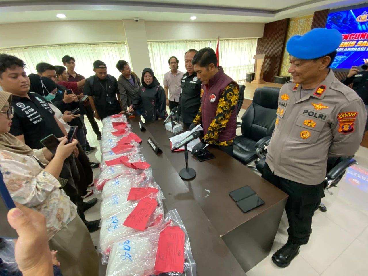 Kasat Resnarkoba Polres Berau, AKP Agus Priyanto (tengah), saat press release pengungkapan kasus sabu di Ruang Rupatama Polres Berau, Jumat (23/10/2026). (ZUHRIE/BT)