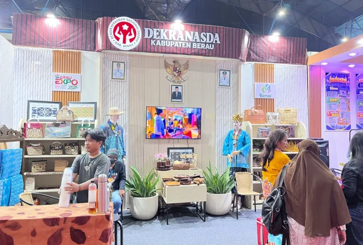 Pesona Tenun dan Batik Khas Berau Warnai Stan Dekranasda di Berau Expo 2026