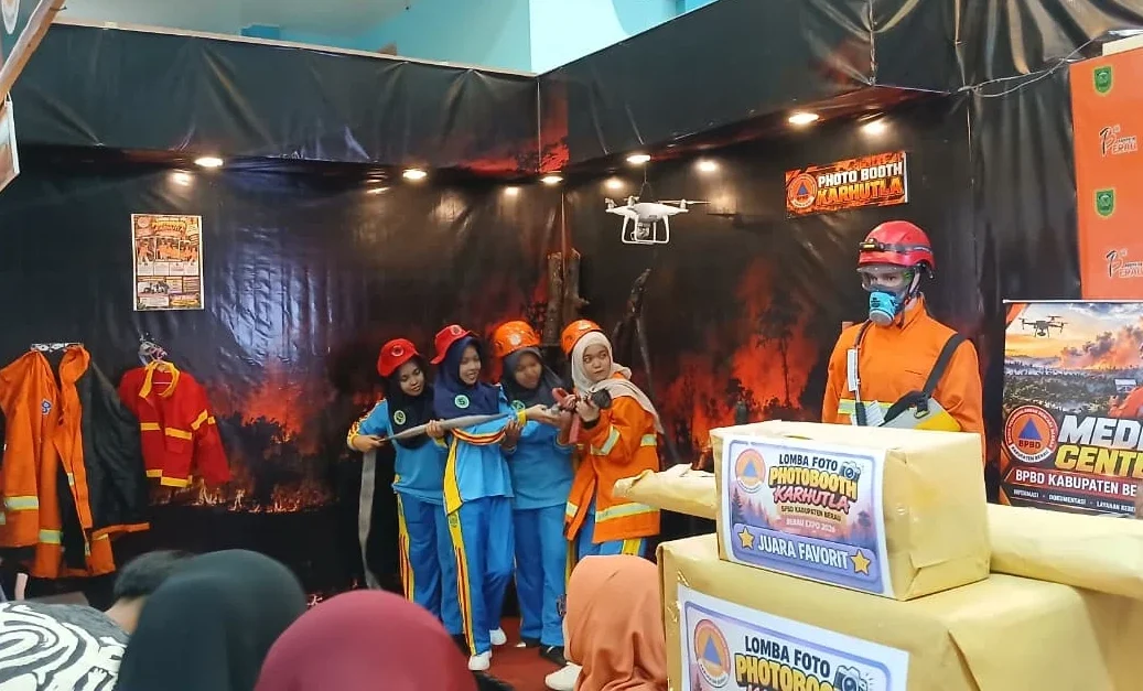 Pengunjung Stan BPBD di Berau Expo 2026 berfoto dengan atribut pemadam kebakaran. (Adrikni/BT)