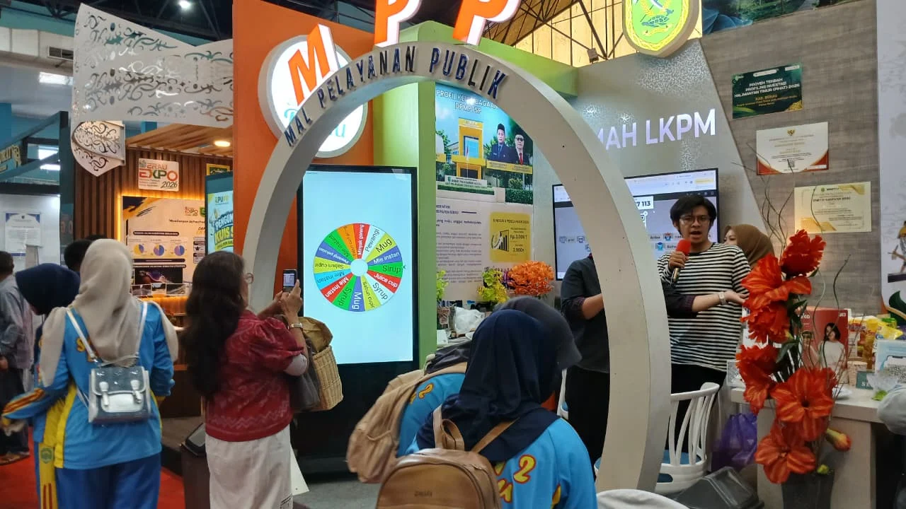 Para pengunjung Berau Expo 2026 yang mengikuti kuis Kahoot di stan DPMPTSP Berau. (Adrikni/BT)