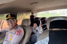 Antar Siswi Pesantren Terlambat ke Sekolah, Kapolsek Sambaliung Beri Pesan Jaga Pergaulan 