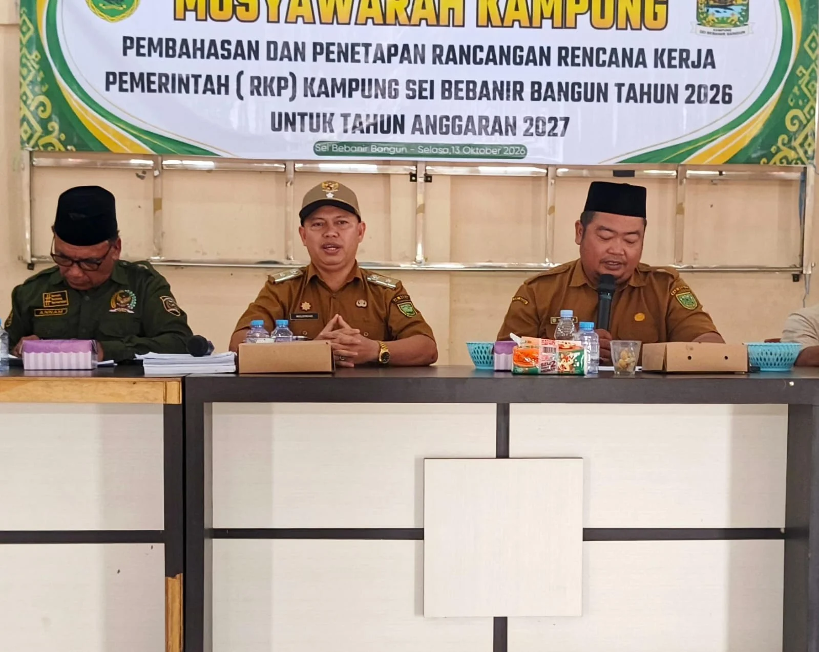 Kepala Kampung Sei Bebanir Bangun, Muclistriyadi (tengah).