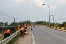 Debu dan Sedimen Mulai Menumpuk, BBPJN Kaltim Bersihkan Jembatan Gunung Tabur