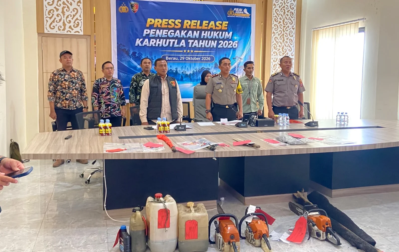 Wakapolres Berau, Kompol Noor Dhianto, bersama instansi terkait menunjukkan barang bukti pembakaran hutan, Kamis (29/10/2026).