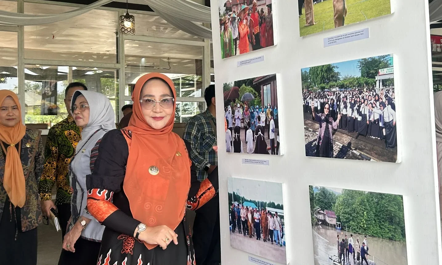 Bupati Berau, Sri Juniarsih Mas, saat membuka dan melihat-lihat Pameran Foto 73 Tahun Berau Dalam Gambar di Story Mount Cafe, Kamis (29/10/2026).