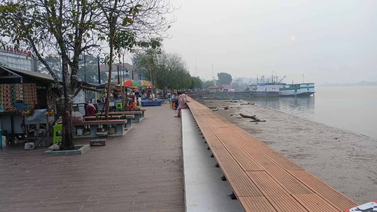 Suasana Tepian Pulau Derawan sore hari. (Adrikni/BT)