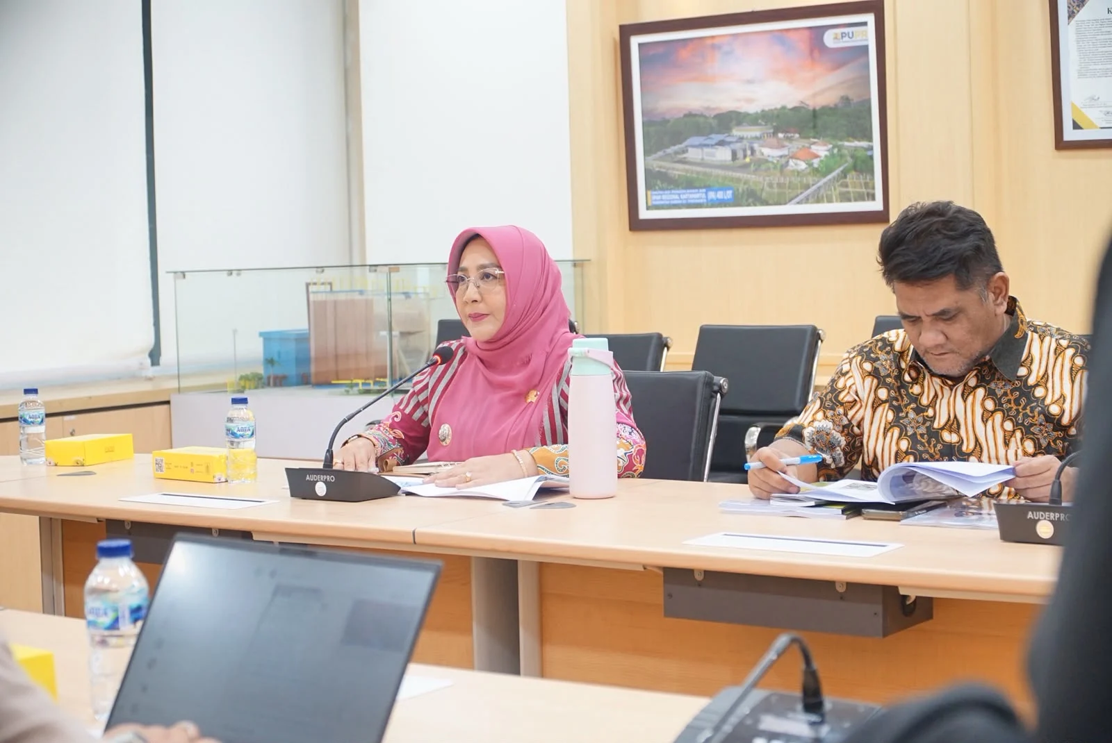Pertemuan Bupati Berau, Sri Juniarsih, dengan Direktur Air Minum Ditjen Cipta Karya Kementerian PU, Sugeng Paryanto, di Jakarta, Jumat (30/10/2026). (Prokopim)