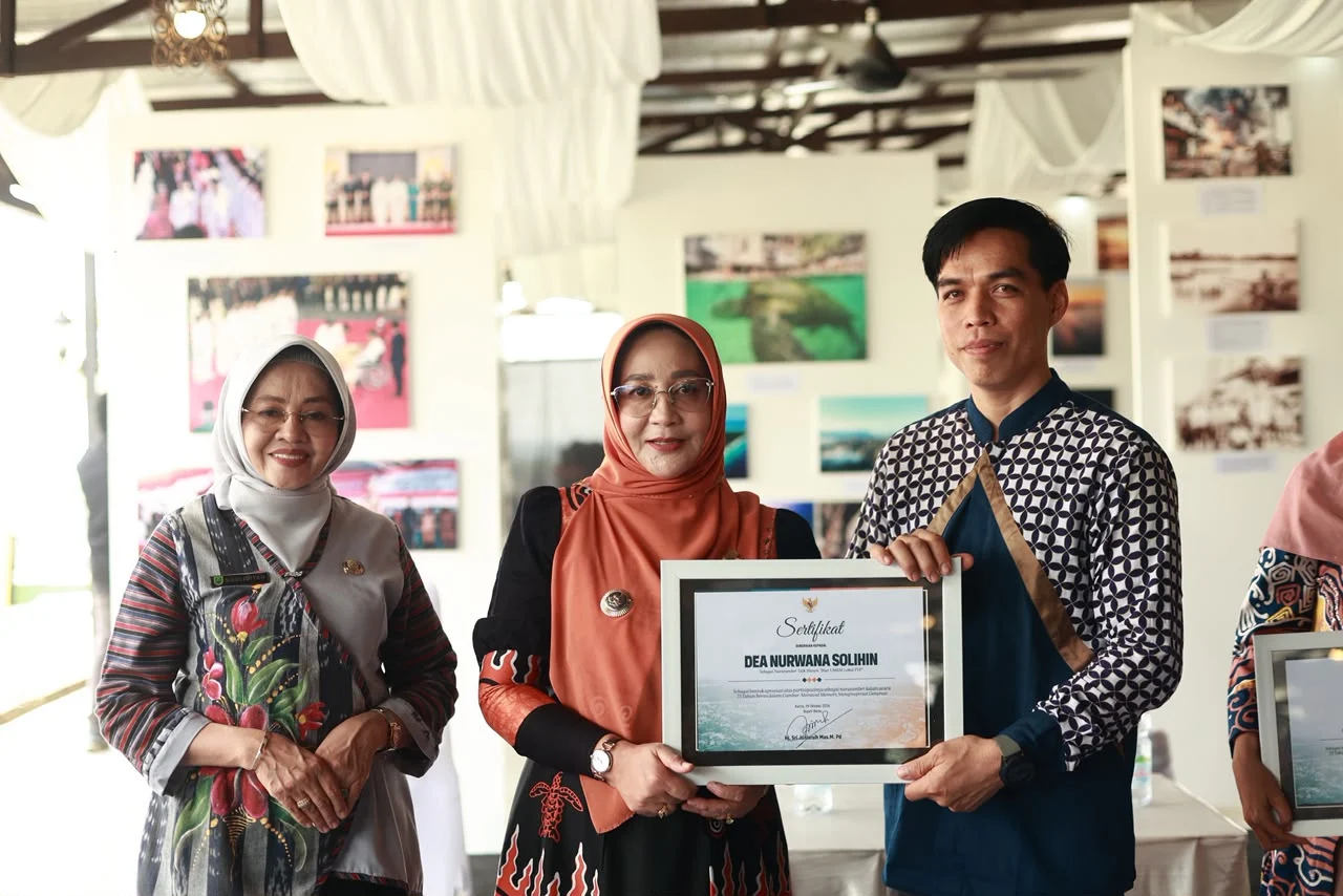 Founder Rumah Cokelat Kulanta, Dhea Nurwana Solihin, bersama Bupati Berau Sri Juniarsih saat menjadi narasumber dalam acara 73 tahun Berau Dalam Gambar, Kamis (29/10/2026).