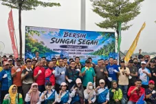 Pemkab Berau dan TNI Polri ‘Keroyokan’ Bersihkan Sampah di Sungai Segah