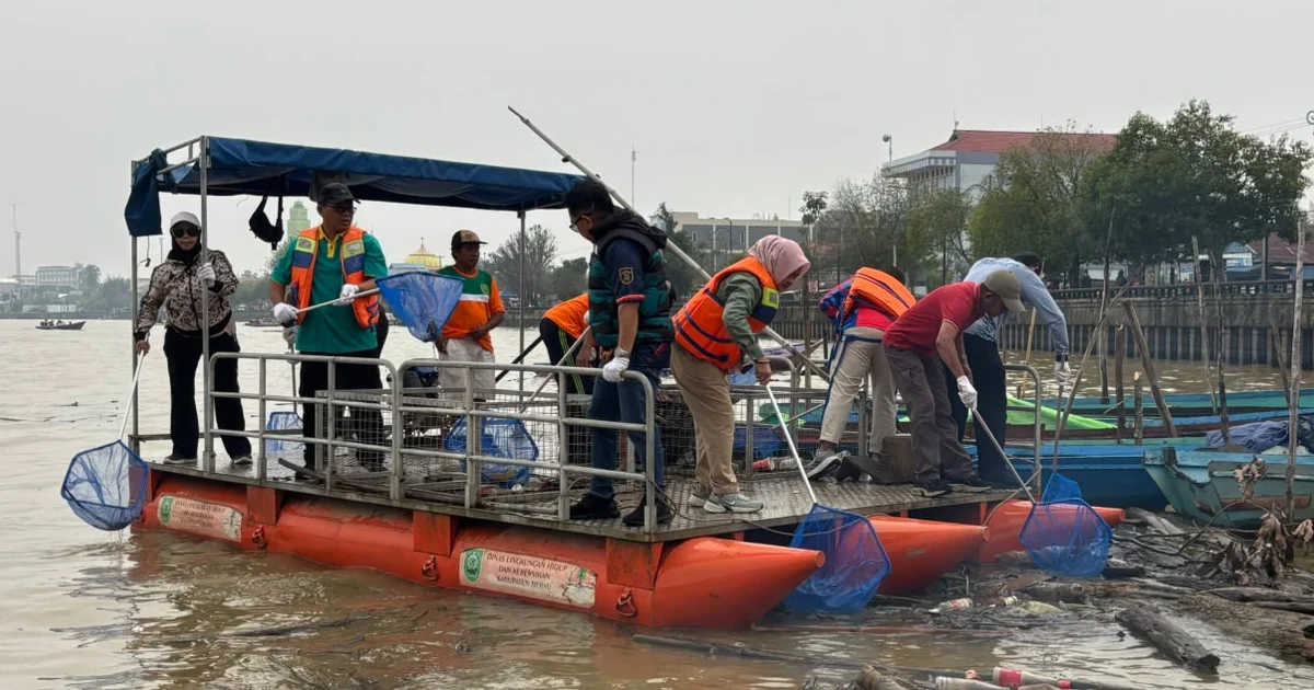 Aksi bersih-bersih Sungai Segah Berau dalam rangka Hari Sungai Nasional (Andrikni/BT)