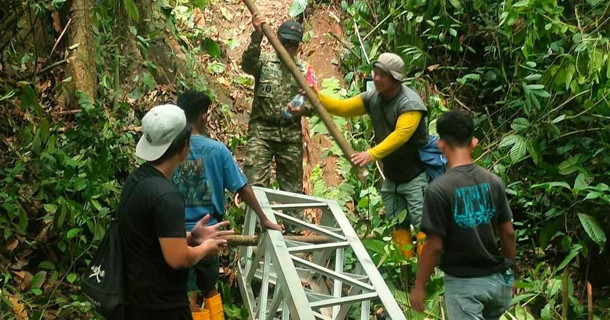 Personel Danramil 0902-07/Talisayan saat membantu membawa material perbaikan transmisi Saluran Udara Tegangan Tinggi (SUTT) 150 kV di Kampung Dumaring, Kecamatan Talisayan, Rabu (28/10/2026).