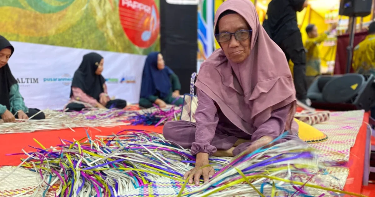 Pengrajin anyaman dari Kampung Bangun turut meramaikan Berau Expo 2026.(Diva/BT)