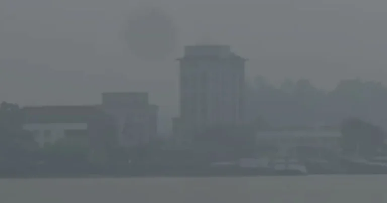 Kabut asap pekat dengan jarak pandang terbatas kembali menyelimuti wilayah Tanjung Redeb, Berau Minggu (4/10/2026). (Zuhrie/BT)