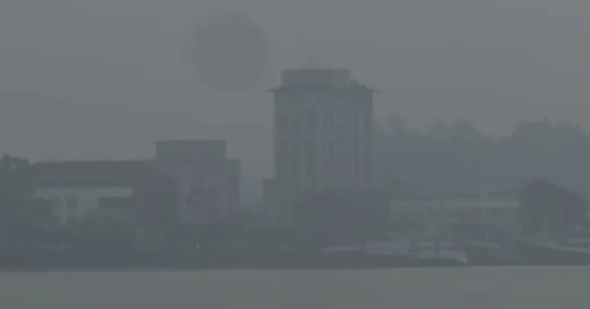 Kabut asap pekat dengan jarak pandang terbatas kembali menyelimuti wilayah Tanjung Redeb, Berau Minggu (4/10/2026). (Zuhrie/BT)