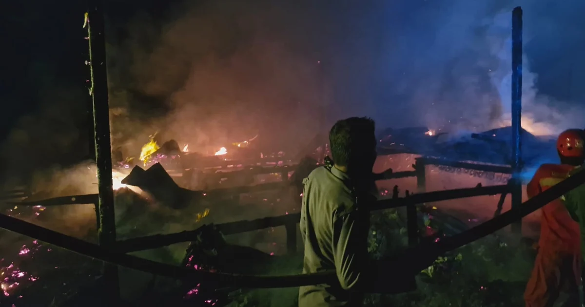 Kondisi rumah yang terbakar di Bebanir Bangun, pada Sabtu (24/10/2026) malam.