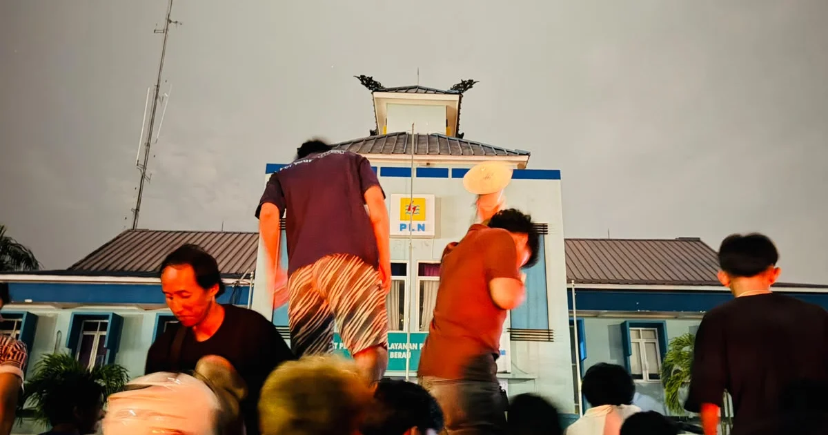 Warga melakukan aksi demonstrasi menuntut kejelasan PLN Berau soal pemadaman listrik (Ist)