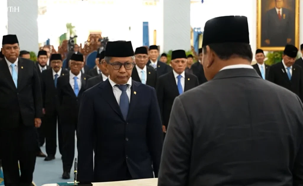 Presiden Prabowo saat melantik Rocky Gerung sebagai anggota Wantimpres (YouTube/Sekretariat Presiden)