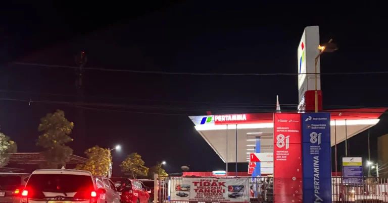 Kondisi antrean pembeli di SPBU Jalan HARM Ayoeb KM 5 Berau saat melayani penjualan hingga malam hari (Zuhrie/BT)