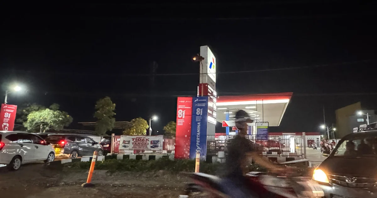 Kondisi antrean pembeli di SPBU Jalan HARM Ayoeb KM 5 Berau saat melayani penjualan hingga malam hari (Zuhrie/BT)