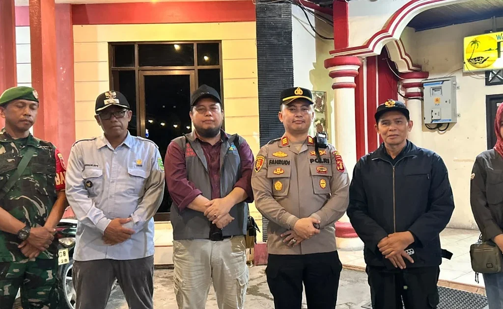 Lurah Gayam dan APH saat mendatangi Tempat Hiburan Malam (THM) di Kecamatan Tanjung Redeb, Sabtu (3/10/2026) malam. (Redaksi/BT)
